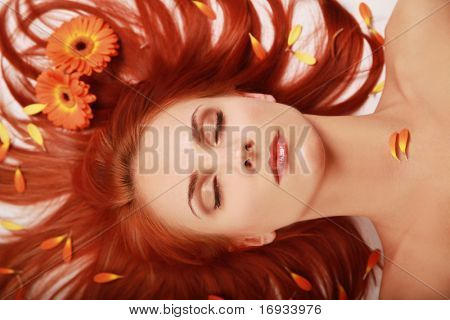 menina ruiva bonita com flores no cabelo