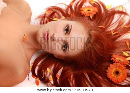 linda moça com flores no cabelo
