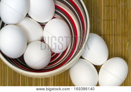 Colored bowl  with white eggs - Tigela com ovos