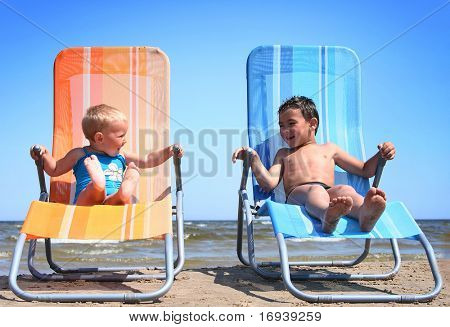 legrační malý pár relaxaci na pláži
