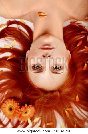 Linda ruiva com flores no cabelo