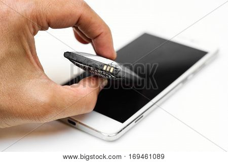 Smartphone battery swelling / Risk of using smartphone / Posibility of smartphone battery explosion