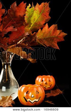 Jesienne liście i dynie halloween w ciemności