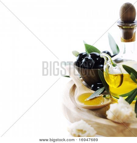 Bir şişe zeytinyağı ve zeytin beyaz üzerinde
