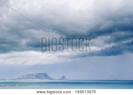 The picturesque landscape of misty mountains and morya.Italiya.Sytsyliya.