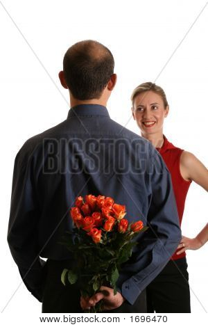 背中の後ろに花を持つ男