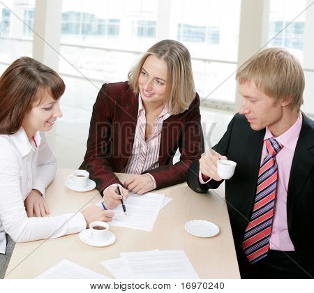 3 人はテーブルの周りに集まった、ビジネス会議でアイデアを議論