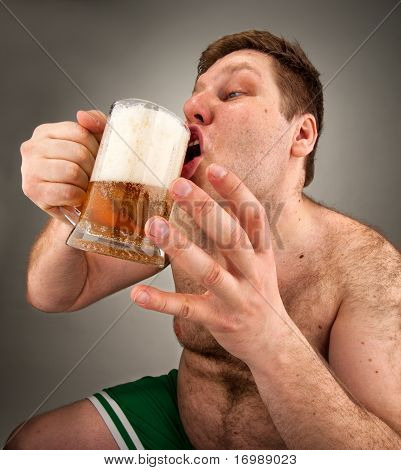 재미 있는 뚱뚱한 남자 마시는 맥주