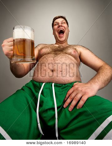 맥주 한 잔과 재미 있는 뚱뚱한 남자