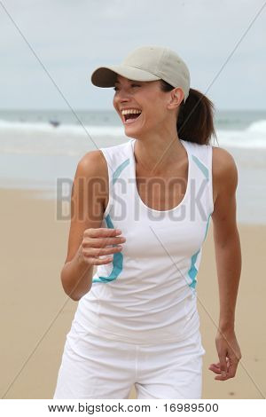 Женщины, работающие на песчаном пляже