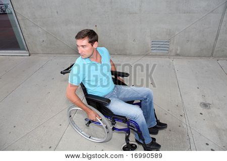 Nuori mies käyttää pyörätuolia town