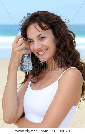 น้ำดื่มสาวสวยที่ชายหาด