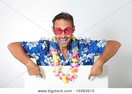 Adam beyaz zemin üzerine hawaiian gömlek