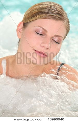 สาวสวยอาบน้ำในอ่างจากุซซี่สปาศูนย์