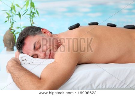 Mand håndspålæggelsen massage seng med varme sten