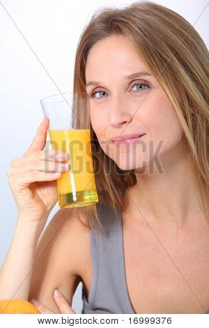 Vértes inni a gyümölcslé a gyönyörű szőke nő