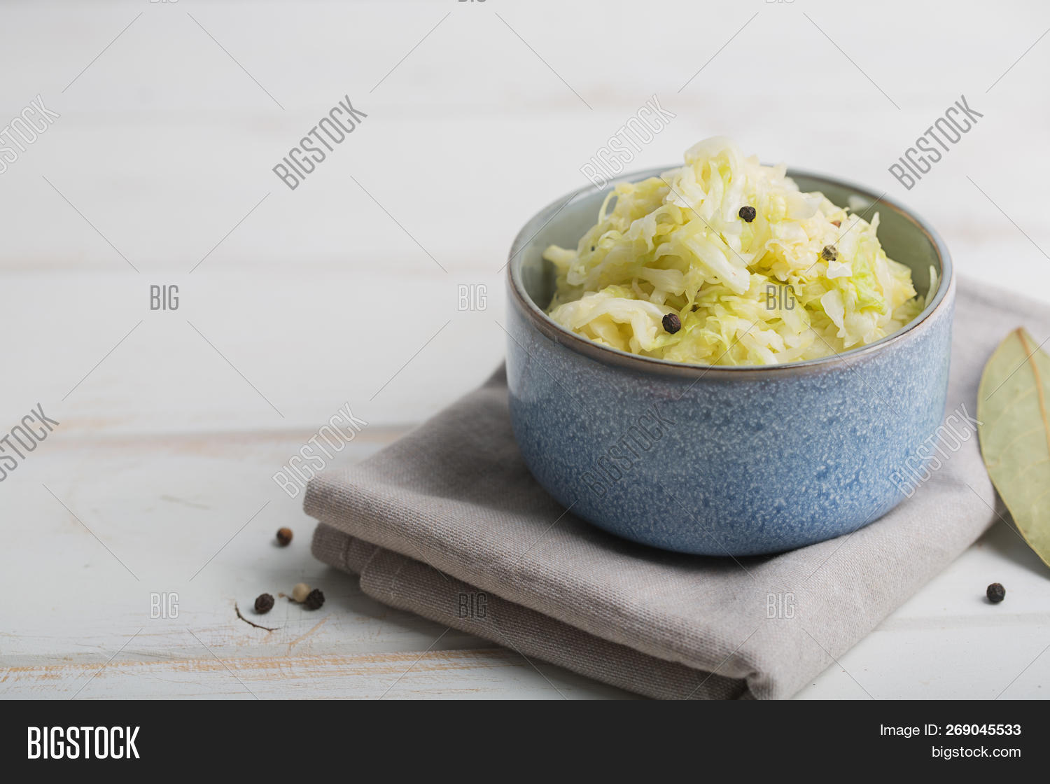 Процесс засолки капусты