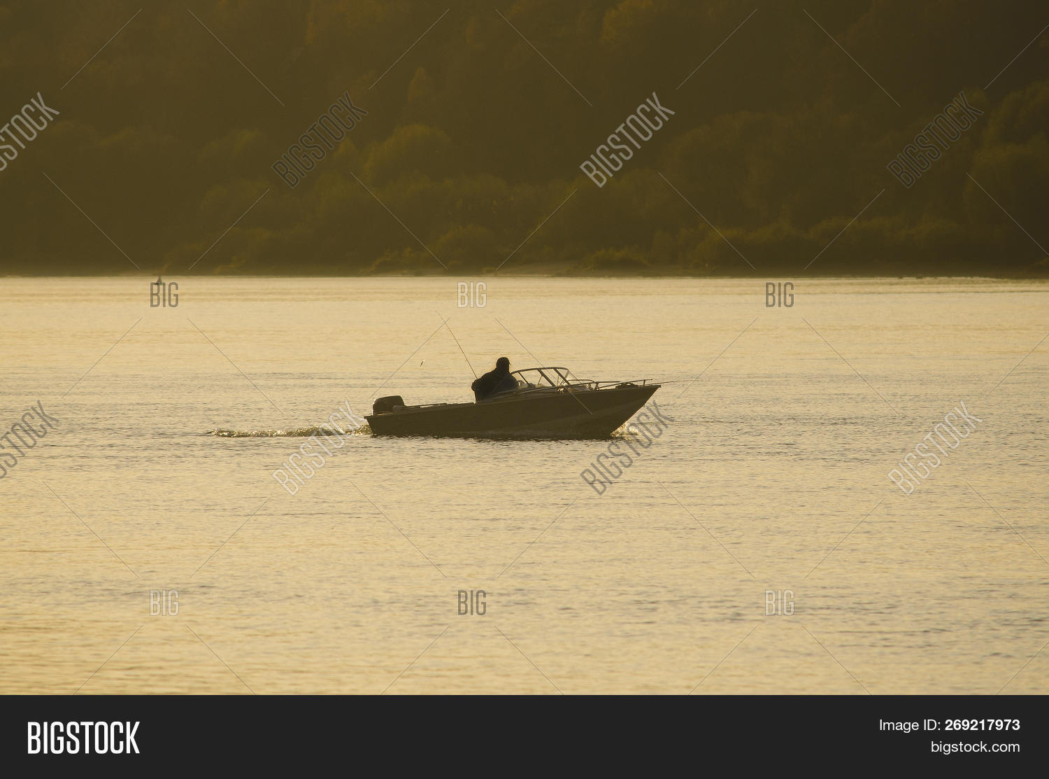 Плот на реке. Человек плывет на лодке с веслами. Лодка поплыла за плотом. Плот плывущий по реке. Плот мем.