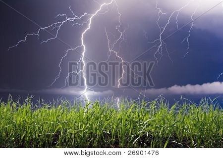Summer storm cominciando con fulmini