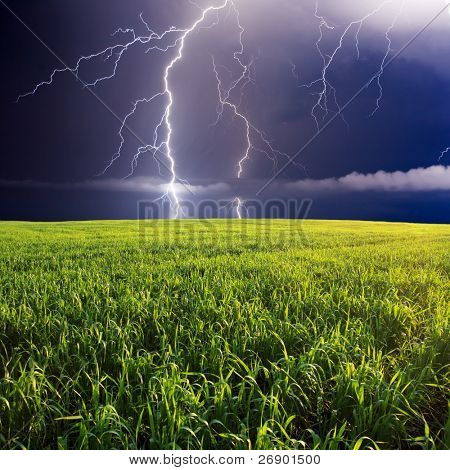 Summer storm cominciando con fulmini