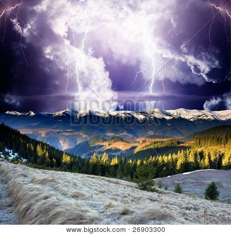 Temporale con fulmini nel paesaggio di montagna