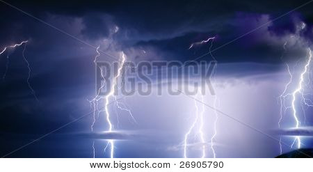 Nubi minacciose. Temporale con fulmini.