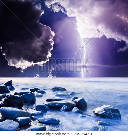 Nubi minacciose. Summer storm cominciando con fulmini