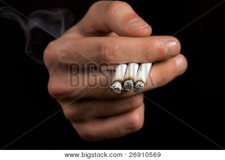 Sigara içen holding üç Sigara