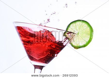 cocktail con calce sul bianco rosso