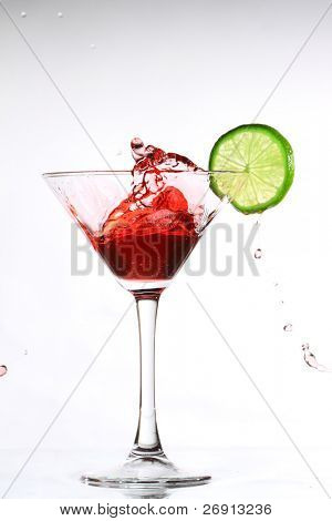 cocktail con calce sul bianco rosso