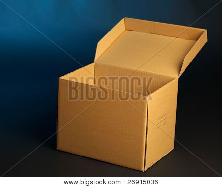 Karton auf blau