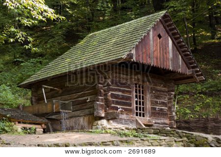 Gammaldags flamländsk vattenkvarn i Polen