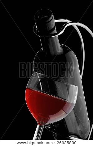 botella de vino abstracta y de vidrio en el fondo negro