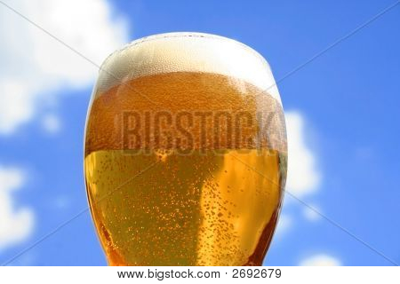 Birra straripante dal bicchiere alto