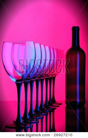 Resumen vino botella y vidrio color rosado y azul color