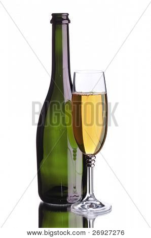 botella de vino y Copa de vino en el fondo blanco