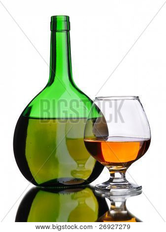 botella de coñac y Copa de vino en el fondo blanco