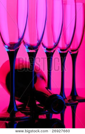 Resumen vino botella y vidrio color rosado y azul color