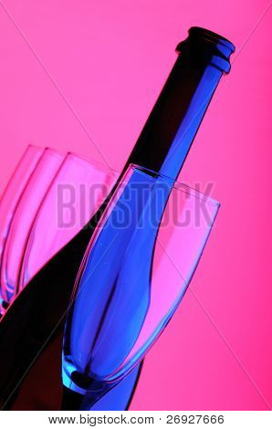 Resumen vino botella y vidrio color rosado y azul color
