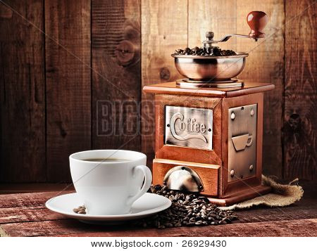 Kaffeebohnen und alte Kaffeemühle