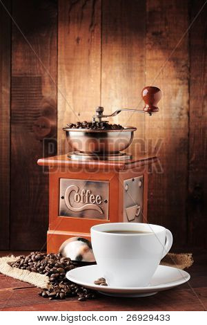 Kaffeebohnen und alte Kaffeemühle