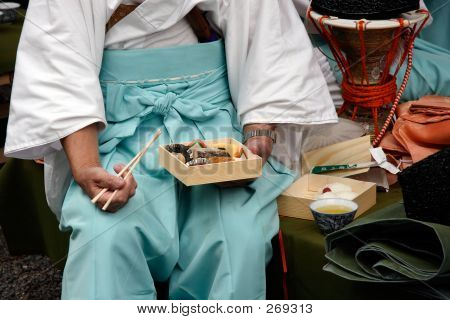 Hombre japonés disfrazado de comer
