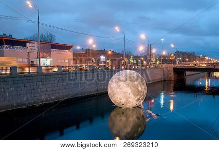 Saint-petersburg, Russia - November 10, 2018: Full Moon Installation In The Obvodny Canal On The Fes