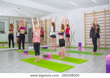 St-petersburg, Russia, 6.11.2018: Group Of Girl Kids Doing Fitness Exercises In Gym Together - Gymna