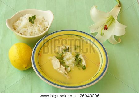 กรีกซุปไก่ น้ำมะนาว ไข่ และข้าว