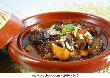 Morrocan เนื้อเคี่ยวกับพลัมแอปริค็อบแห้ง