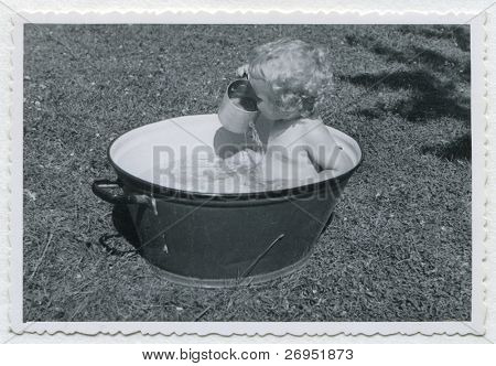 Foto vintage (1955) de bebê tomar banho em um washtub