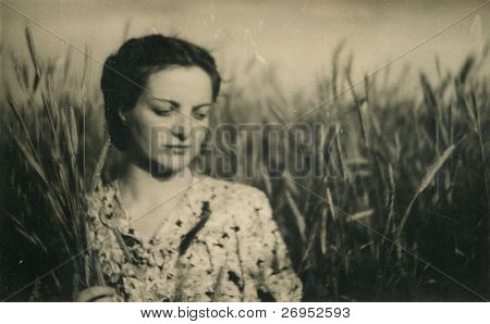 Vintage fotó fiatal nő (a negyvenes évek)