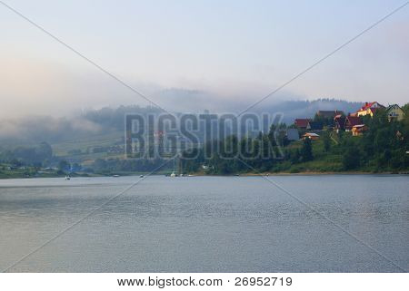 Zamlžené jezero (Solina v Bieszczady, Polsko)