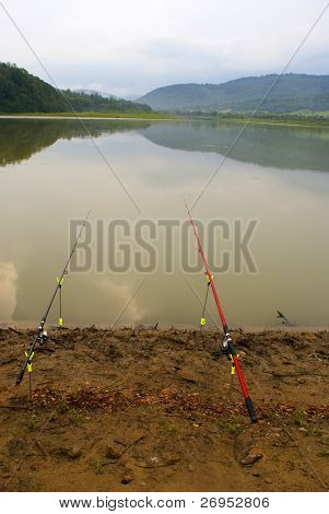 Rybářské pruty na jezeře (Solina v Bieszczady, Polsko)